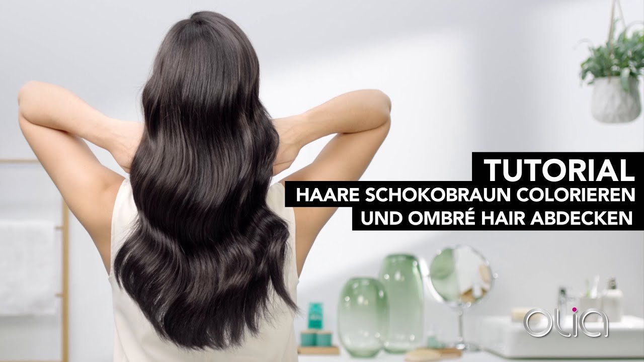 Langhaarige Frau mit dunkelbraunem Haar von hinten